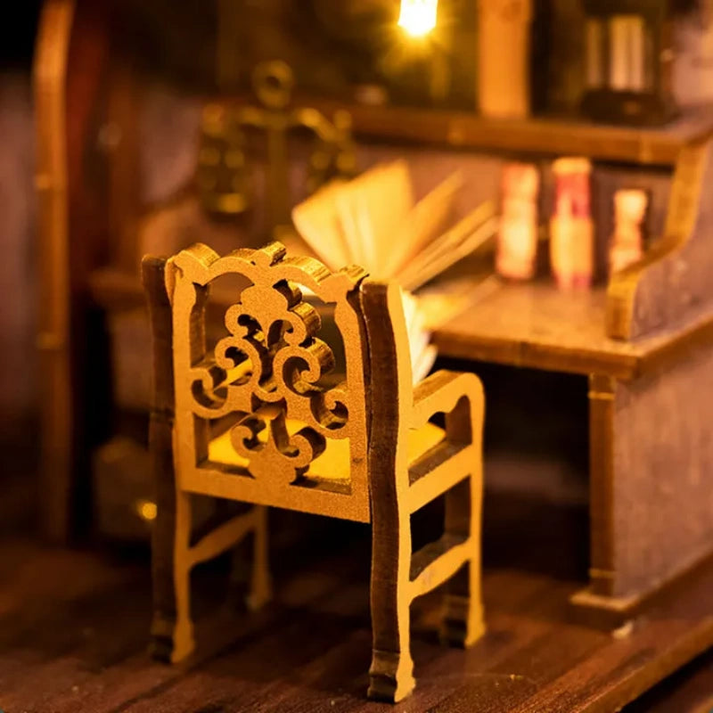 Book Nook - Scholar’s Dream, un kit créatif pour construire un diorama miniature. Parfait pour décorer une bibliothèque ou comme cadeau original pour un amoureux des livres. Par Nookette.