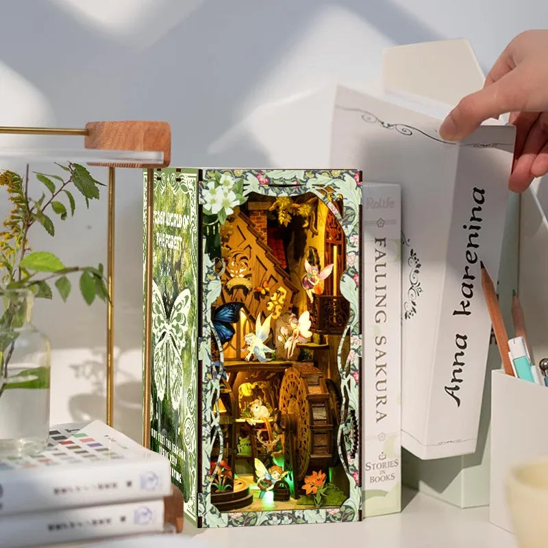 Book Nook - Secret World Of The Forest, un kit créatif pour construire un diorama miniature. Parfait pour décorer une bibliothèque ou comme cadeau original pour un amoureux des livres. Par Nookette.