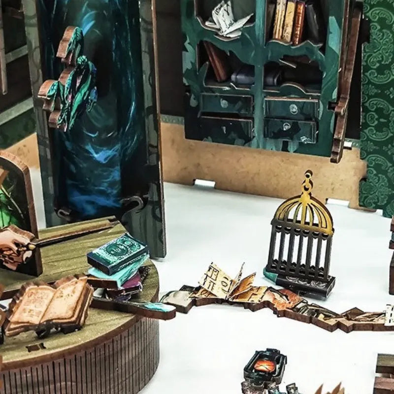 Book Nook - Snake House, un kit créatif pour construire un diorama miniature. Parfait pour décorer une bibliothèque ou comme cadeau original pour un amoureux des livres. Par Nookette.