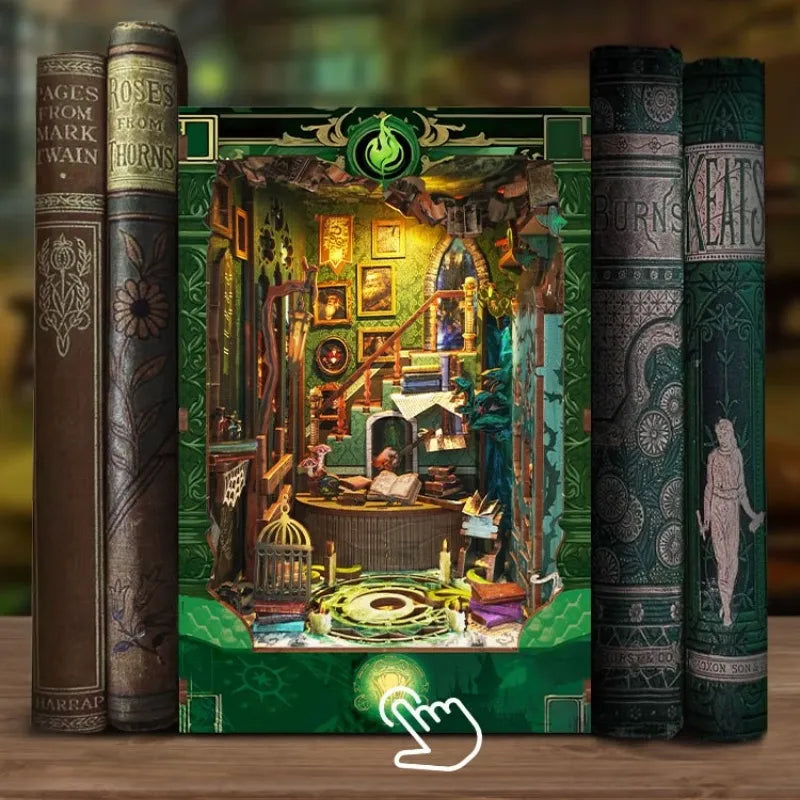 Book Nook - Snake House, un kit créatif pour construire un diorama miniature. Parfait pour décorer une bibliothèque ou comme cadeau original pour un amoureux des livres. Par Nookette.