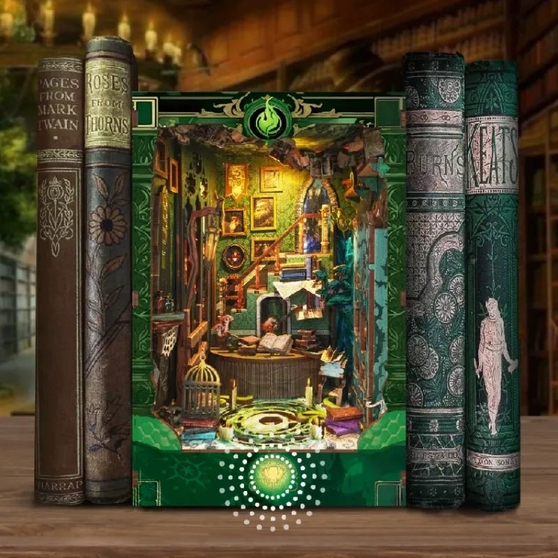 Book Nook - Snake House, un kit créatif pour construire un diorama miniature. Parfait pour décorer une bibliothèque ou comme cadeau original pour un amoureux des livres. Par Nookette.