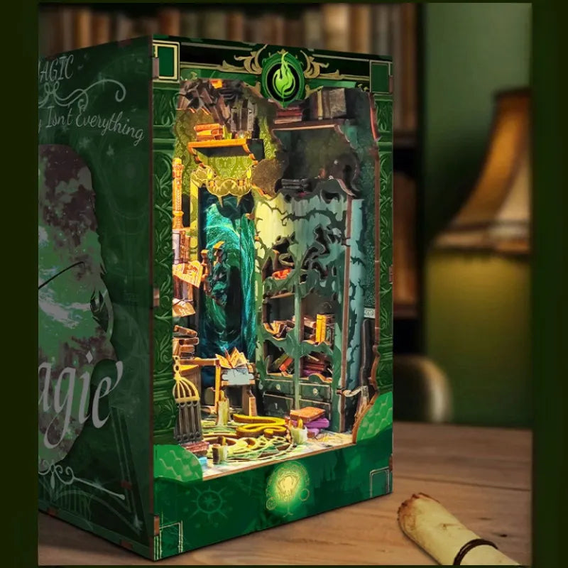 Book Nook - Snake House, un kit créatif pour construire un diorama miniature. Parfait pour décorer une bibliothèque ou comme cadeau original pour un amoureux des livres. Par Nookette.