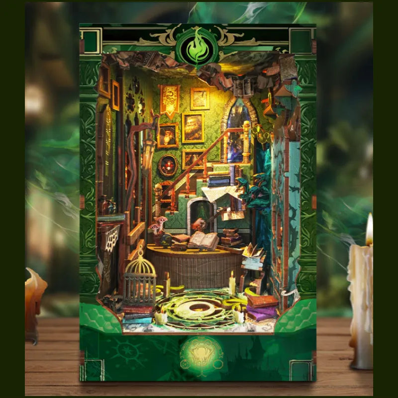 Book Nook - Snake House, un kit créatif pour construire un diorama miniature. Parfait pour décorer une bibliothèque ou comme cadeau original pour un amoureux des livres. Par Nookette.