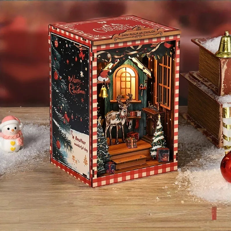 Book Nook - Snow Realm Pavilion, un kit créatif pour construire un diorama miniature. Parfait pour décorer une bibliothèque ou comme cadeau original pour un amoureux des livres. Par Nookette.