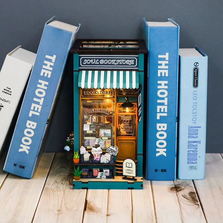 Book Nook - Soul Bookstore, un kit créatif pour construire un diorama miniature. Parfait pour décorer une bibliothèque ou comme cadeau original pour un amoureux des livres. Par Nookette.
