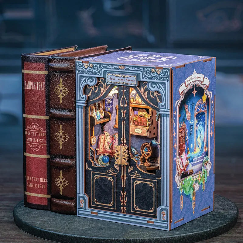 Book Nook - Soul Travel Agency, un kit créatif pour construire un diorama miniature. Parfait pour décorer une bibliothèque ou comme cadeau original pour un amoureux des livres. Par Nookette.