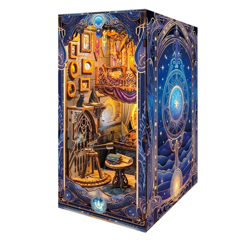 Booknook - Star Map Secrets, un kit créatif pour construire un diorama miniature. Parfait pour décorer une bibliothèque ou comme cadeau original pour un amoureux des livres. Par Nookette.