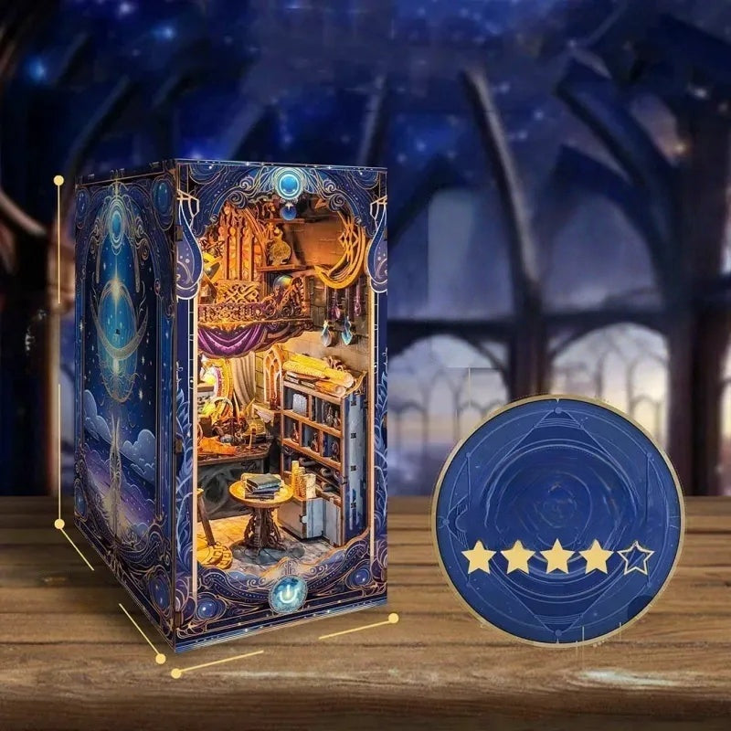 Booknook - Star Map Secrets, un kit créatif pour construire un diorama miniature. Parfait pour décorer une bibliothèque ou comme cadeau original pour un amoureux des livres. Par Nookette.