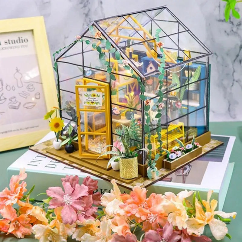 Book Nook - Sunshine Flower House, un kit créatif pour construire un diorama miniature. Parfait pour décorer une bibliothèque ou comme cadeau original pour un amoureux des livres. Par Nookette.