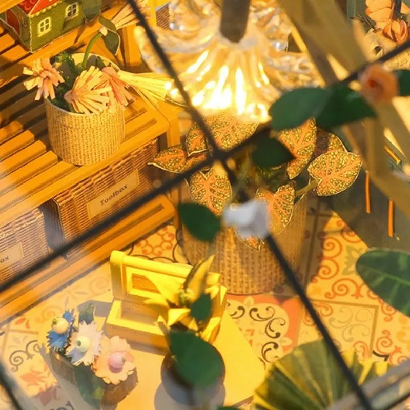 Book Nook - Sunshine Flower House, un kit créatif pour construire un diorama miniature. Parfait pour décorer une bibliothèque ou comme cadeau original pour un amoureux des livres. Par Nookette.