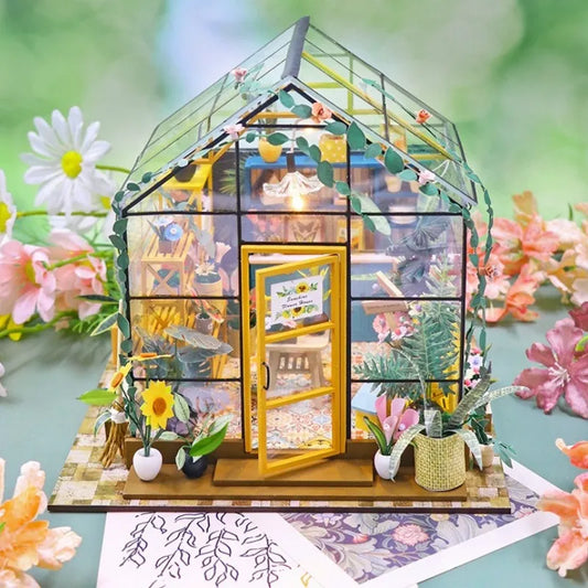 Book Nook - Sunshine Flower House, un kit créatif pour construire un diorama miniature. Parfait pour décorer une bibliothèque ou comme cadeau original pour un amoureux des livres. Par Nookette.