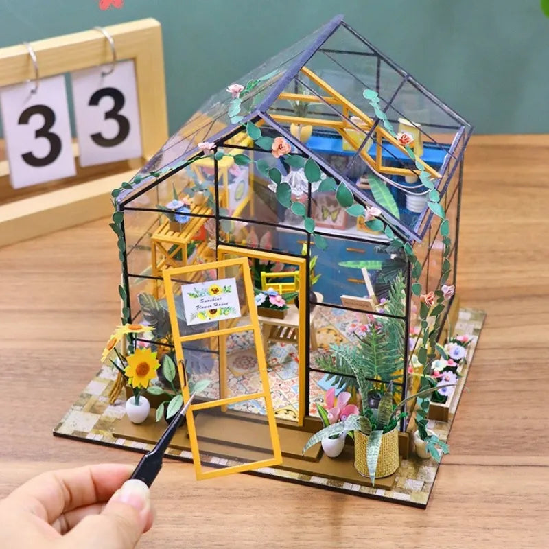 Book Nook - Sunshine Flower House, un kit créatif pour construire un diorama miniature. Parfait pour décorer une bibliothèque ou comme cadeau original pour un amoureux des livres. Par Nookette.