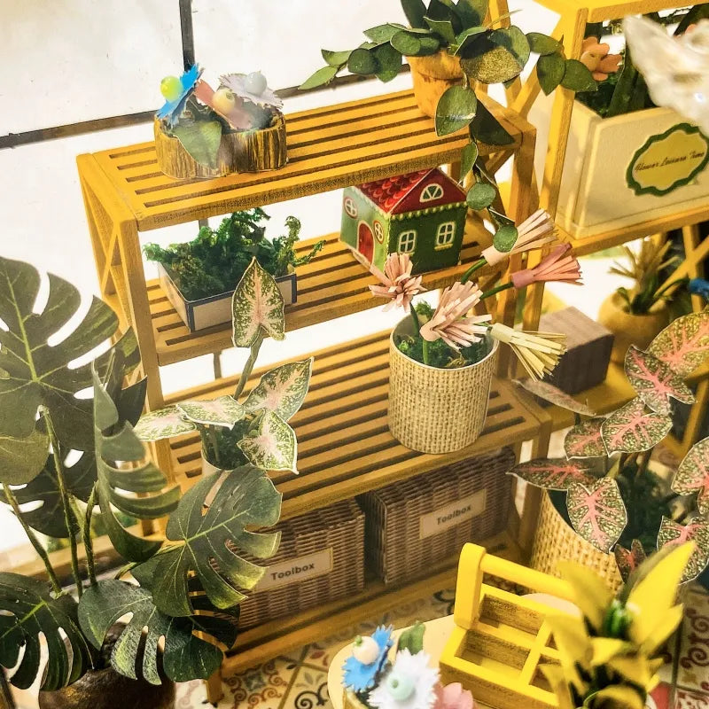 Book Nook - Sunshine Flower House, un kit créatif pour construire un diorama miniature. Parfait pour décorer une bibliothèque ou comme cadeau original pour un amoureux des livres. Par Nookette.