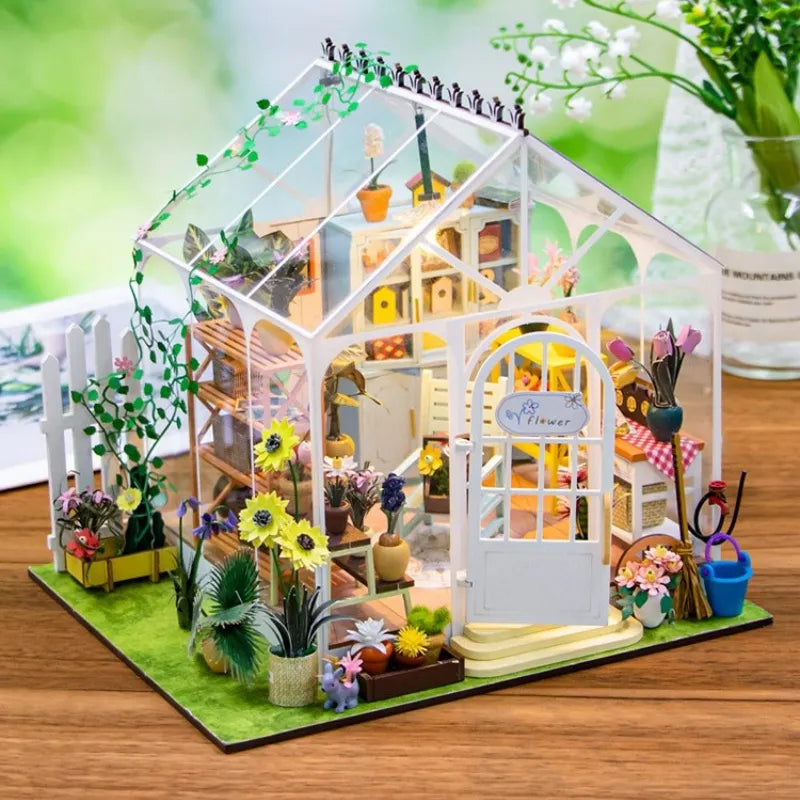 Miniatur Haus - Sunshine Flower, un kit créatif pour construire un diorama miniature. Parfait pour décorer une bibliothèque ou comme cadeau original pour un amoureux des livres. Par Nookette.