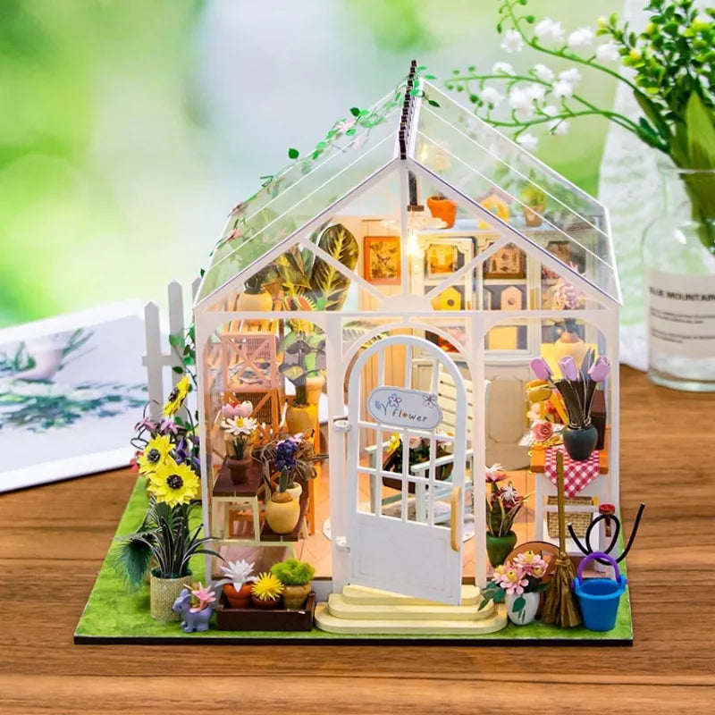 Miniatur Haus - Sunshine Flower, un kit créatif pour construire un diorama miniature. Parfait pour décorer une bibliothèque ou comme cadeau original pour un amoureux des livres. Par Nookette.