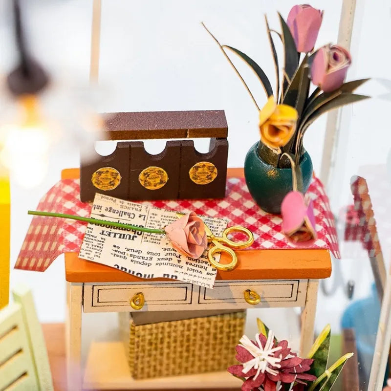 Miniatur Haus - Sunshine Flower, un kit créatif pour construire un diorama miniature. Parfait pour décorer une bibliothèque ou comme cadeau original pour un amoureux des livres. Par Nookette.