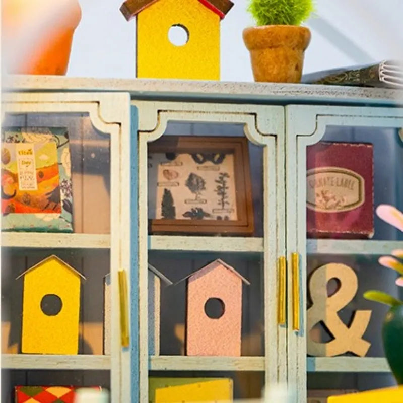 Miniatur Haus - Sunshine Flower, un kit créatif pour construire un diorama miniature. Parfait pour décorer une bibliothèque ou comme cadeau original pour un amoureux des livres. Par Nookette.