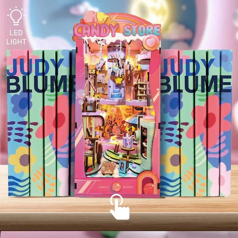 Book Nook - Sweetheart Story, un kit créatif pour construire un diorama miniature. Parfait pour décorer une bibliothèque ou comme cadeau original pour un amoureux des livres. Par Nookette.