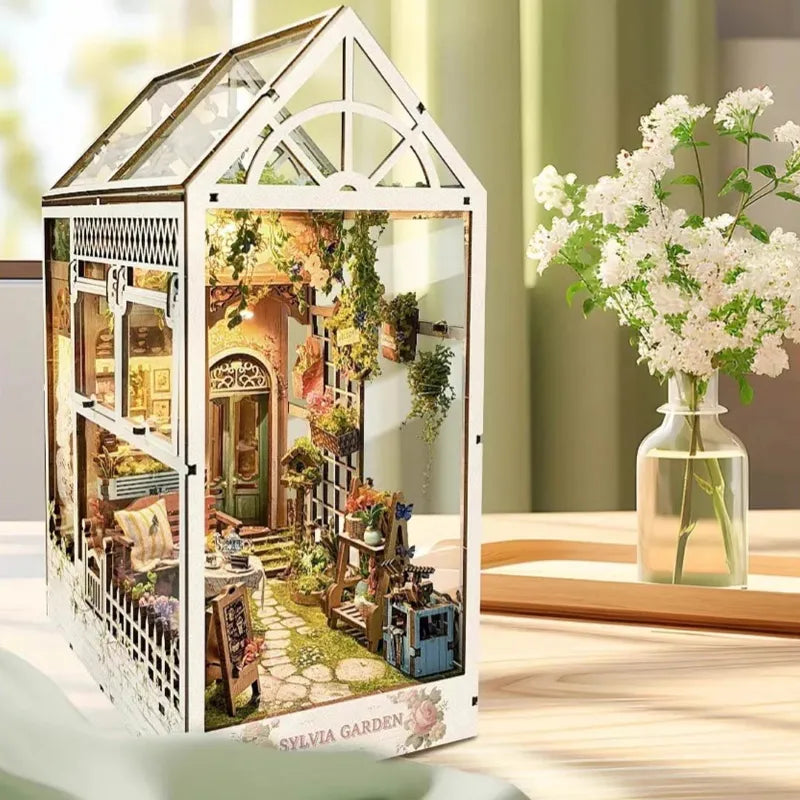 Book Nook - Sylvia Garden, un kit créatif pour construire un diorama miniature. Parfait pour décorer une bibliothèque ou comme cadeau original pour un amoureux des livres. Par Nookette.