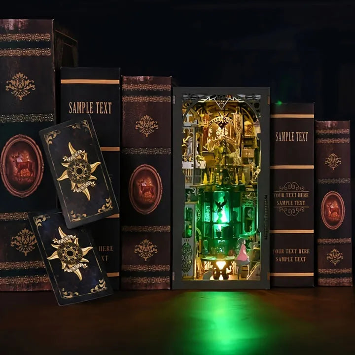 Booknook - Tarot Divination Society, un kit créatif pour construire un diorama miniature. Parfait pour décorer une bibliothèque ou comme cadeau original pour un amoureux des livres. Par Nookette.