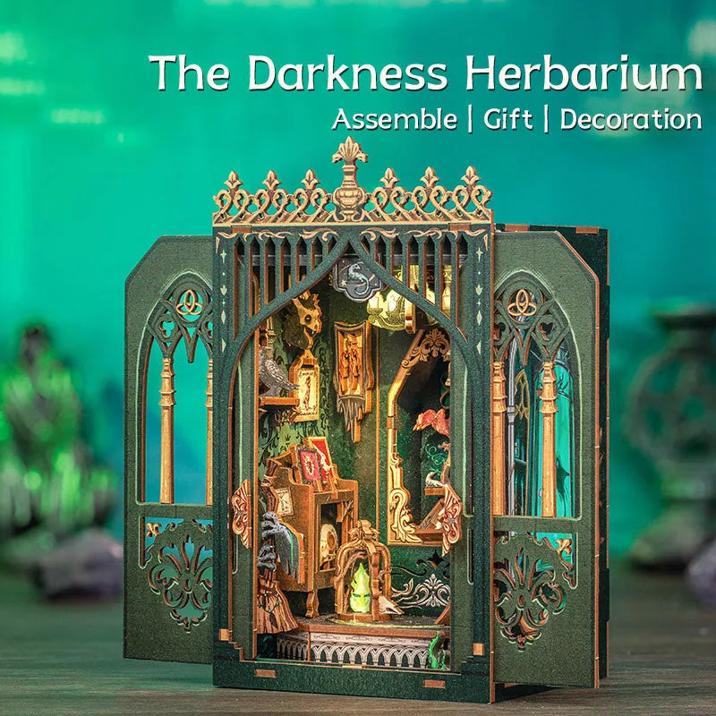 Book Nook - The Darkness Herbarium, un kit créatif pour construire un diorama miniature. Parfait pour décorer une bibliothèque ou comme cadeau original pour un amoureux des livres. Par Nookette.