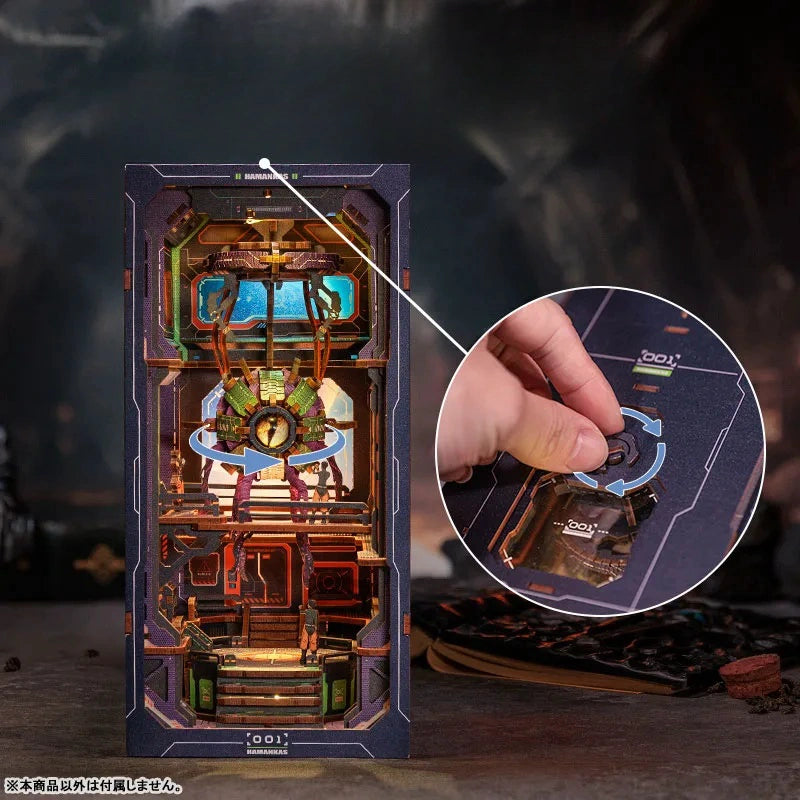 Book Nook | The Eye of Old God, un kit créatif pour construire un diorama miniature. Parfait pour décorer une bibliothèque ou comme cadeau original pour un amoureux des livres. Par Nookette.