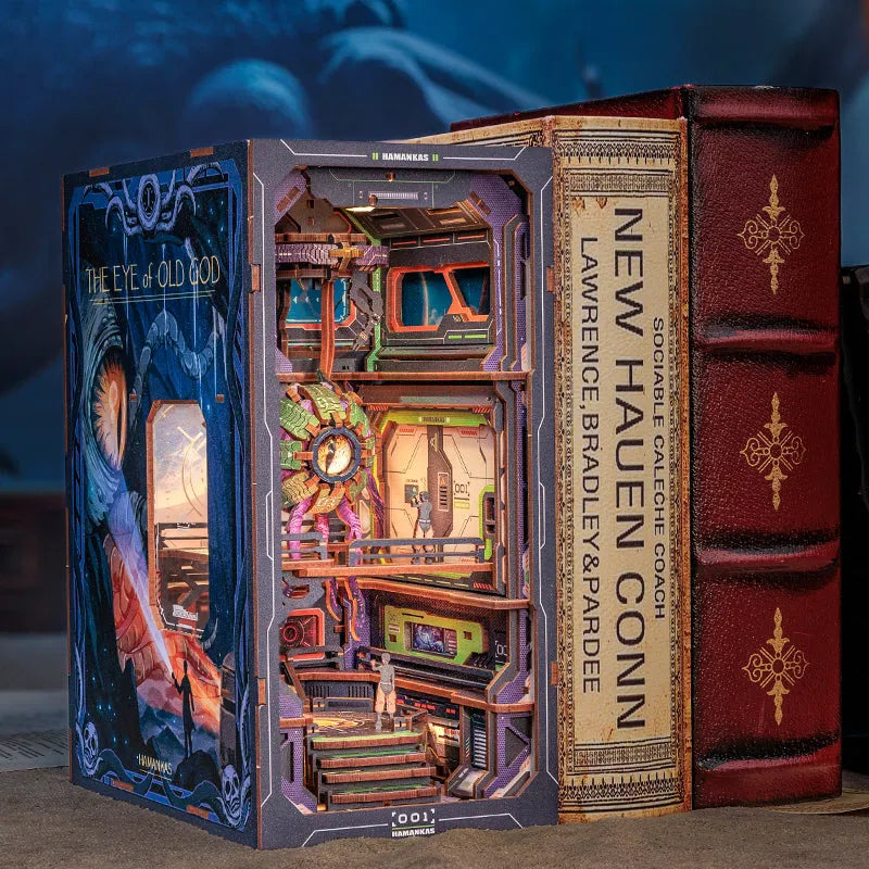 Book Nook | The Eye of Old God, un kit créatif pour construire un diorama miniature. Parfait pour décorer une bibliothèque ou comme cadeau original pour un amoureux des livres. Par Nookette.