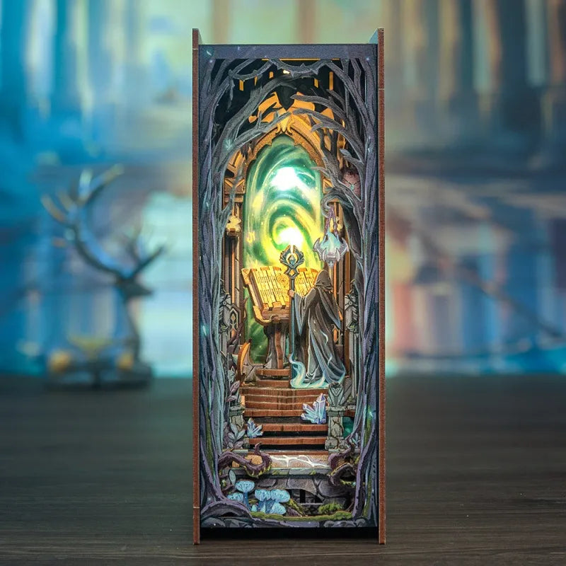 Book Nook - The Gate of Wonderland, un kit créatif pour construire un diorama miniature. Parfait pour décorer une bibliothèque ou comme cadeau original pour un amoureux des livres. Par Nookette.