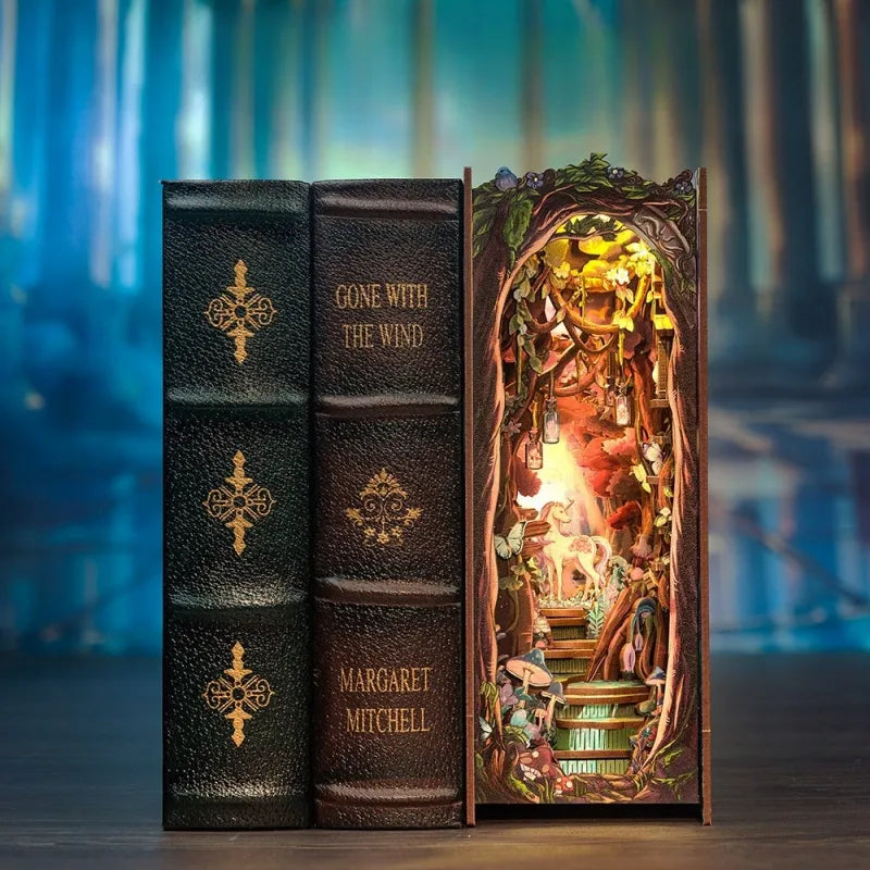 Book Nook - The Grace of The Forest, un kit créatif pour construire un diorama miniature. Parfait pour décorer une bibliothèque ou comme cadeau original pour un amoureux des livres. Par Nookette.