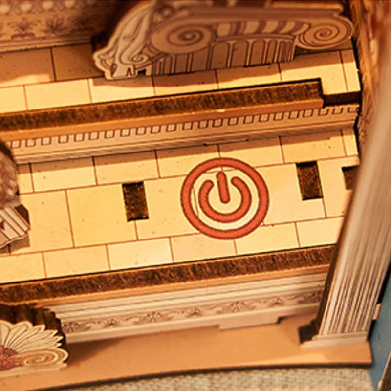 Booknook - The Legend of the Amazons, un kit créatif pour construire un diorama miniature. Parfait pour décorer une bibliothèque ou comme cadeau original pour un amoureux des livres. Par Nookette.