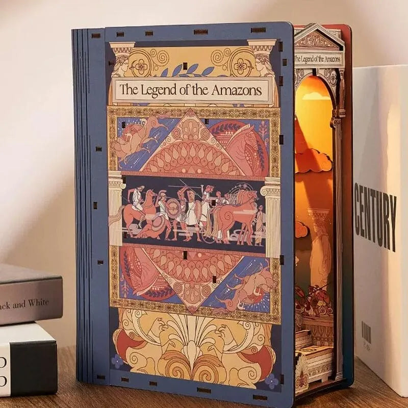 Booknook - The Legend of the Amazons, un kit créatif pour construire un diorama miniature. Parfait pour décorer une bibliothèque ou comme cadeau original pour un amoureux des livres. Par Nookette.