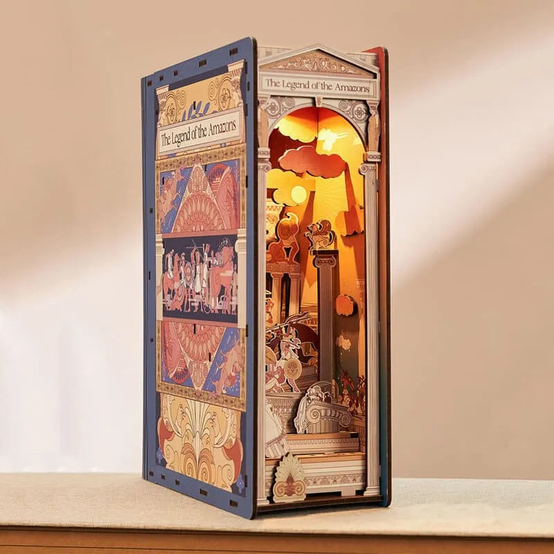 Booknook - The Legend of the Amazons, un kit créatif pour construire un diorama miniature. Parfait pour décorer une bibliothèque ou comme cadeau original pour un amoureux des livres. Par Nookette.