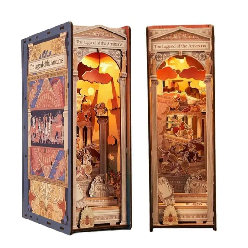 Booknook - The Legend of the Amazons, un kit créatif pour construire un diorama miniature. Parfait pour décorer une bibliothèque ou comme cadeau original pour un amoureux des livres. Par Nookette.