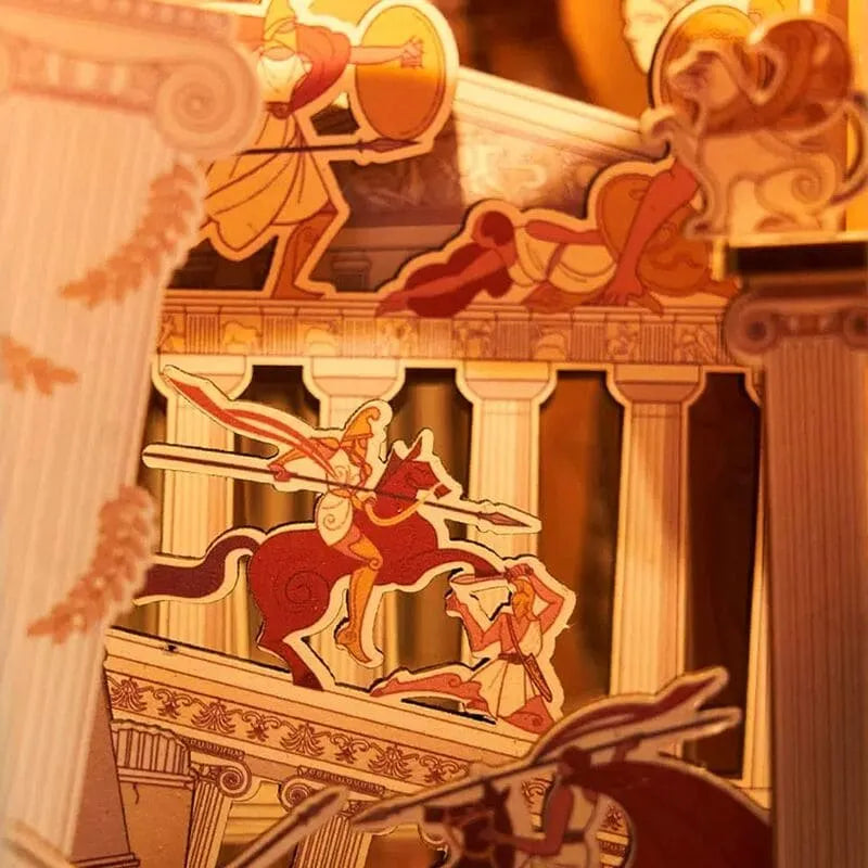 Booknook - The Legend of the Amazons, un kit créatif pour construire un diorama miniature. Parfait pour décorer une bibliothèque ou comme cadeau original pour un amoureux des livres. Par Nookette.