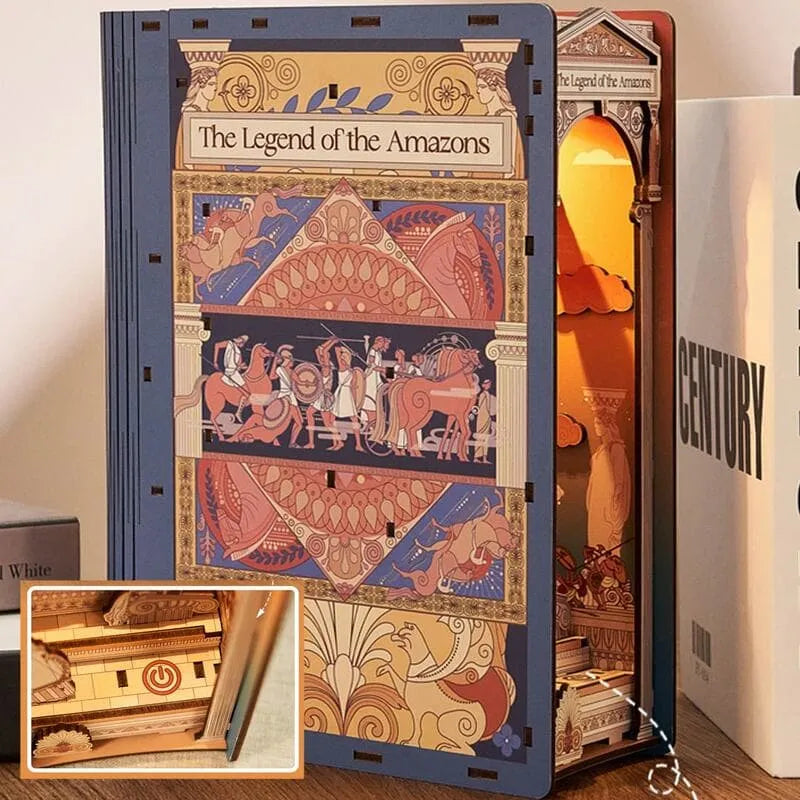 Booknook - The Legend of the Amazons, un kit créatif pour construire un diorama miniature. Parfait pour décorer une bibliothèque ou comme cadeau original pour un amoureux des livres. Par Nookette.