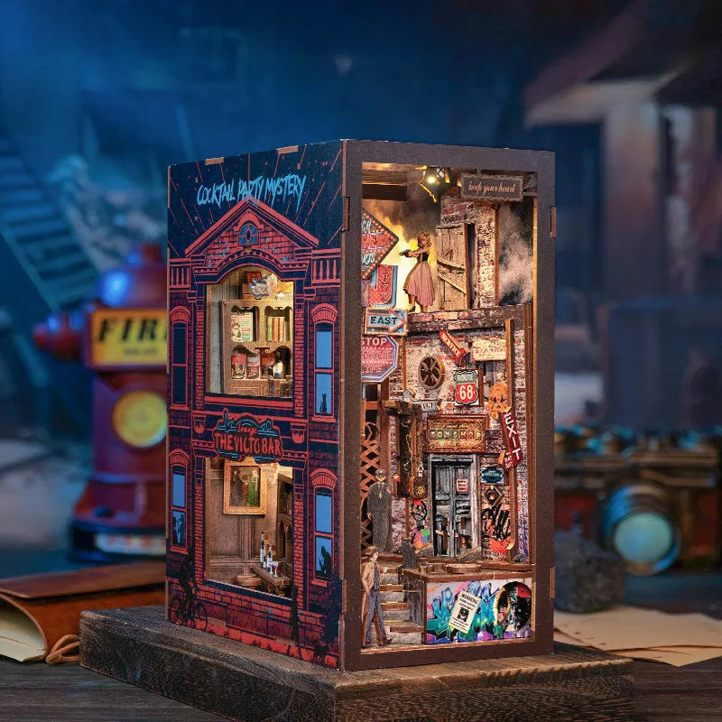 Book Nook - The Long Goodbye, un kit créatif pour construire un diorama miniature. Parfait pour décorer une bibliothèque ou comme cadeau original pour un amoureux des livres. Par Nookette.