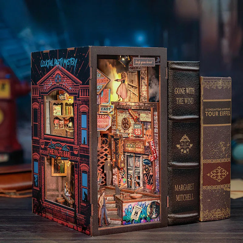 Book Nook - The Long Goodbye, un kit créatif pour construire un diorama miniature. Parfait pour décorer une bibliothèque ou comme cadeau original pour un amoureux des livres. Par Nookette.