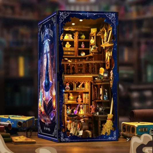Book Nook - The Magic Study, un kit créatif pour construire un diorama miniature. Parfait pour décorer une bibliothèque ou comme cadeau original pour un amoureux des livres. Par Nookette.