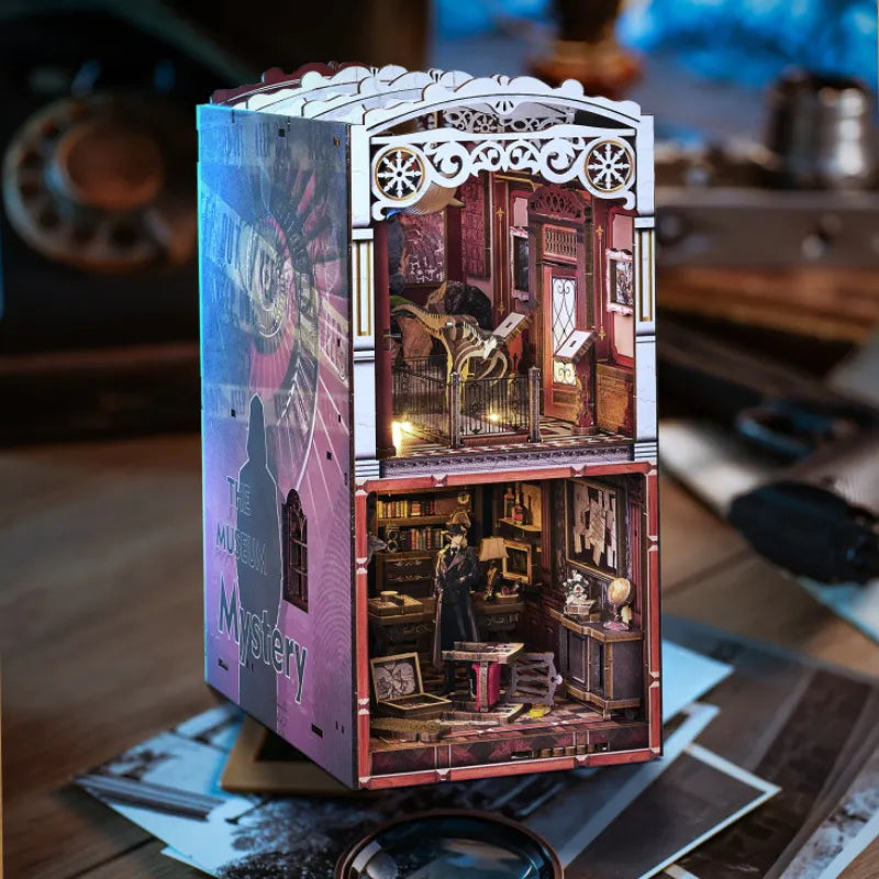 Book Nook - Museum Mystery, un kit créatif pour construire un diorama miniature. Parfait pour décorer une bibliothèque ou comme cadeau original pour un amoureux des livres. Par Nookette.