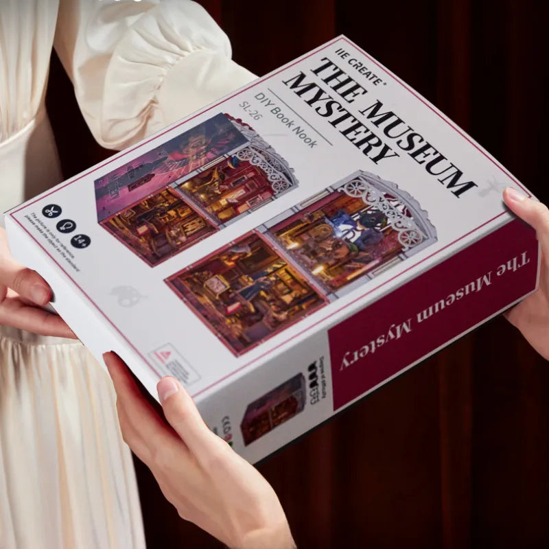 Book Nook - Museum Mystery, un kit créatif pour construire un diorama miniature. Parfait pour décorer une bibliothèque ou comme cadeau original pour un amoureux des livres. Par Nookette.