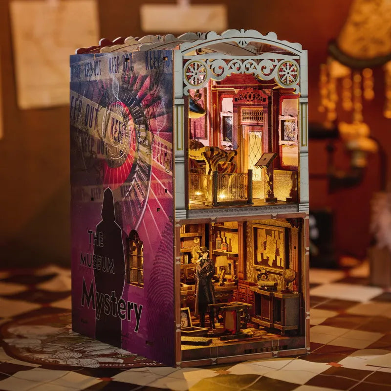 Book Nook - Museum Mystery, un kit créatif pour construire un diorama miniature. Parfait pour décorer une bibliothèque ou comme cadeau original pour un amoureux des livres. Par Nookette.
