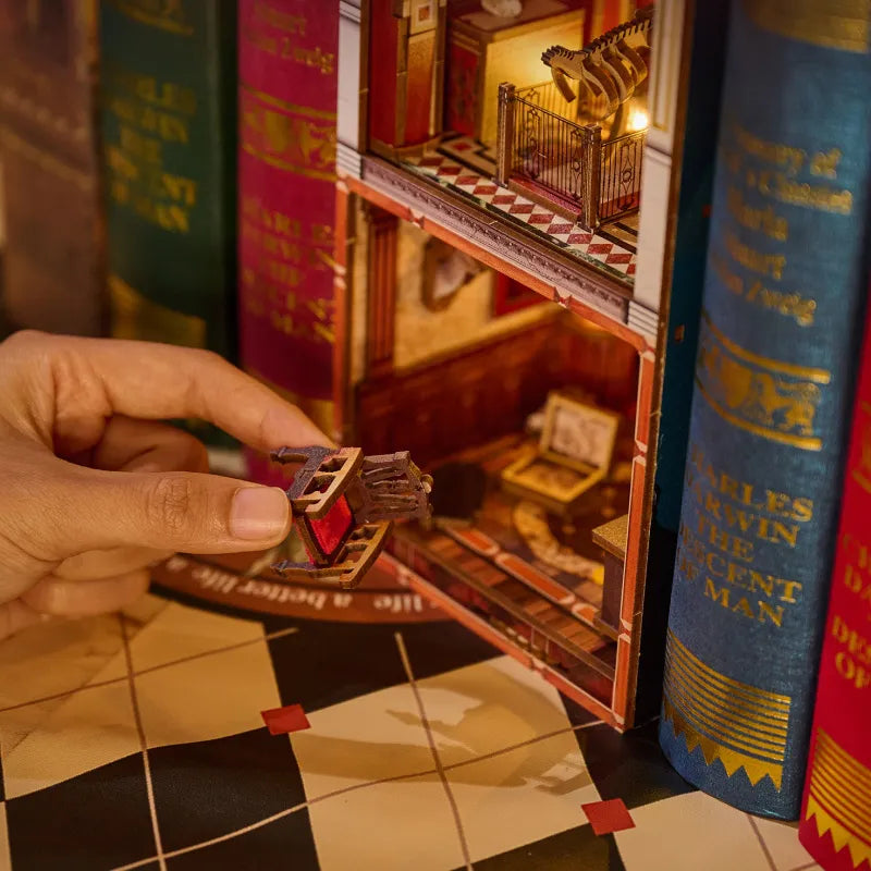 Book Nook - Museum Mystery, un kit créatif pour construire un diorama miniature. Parfait pour décorer une bibliothèque ou comme cadeau original pour un amoureux des livres. Par Nookette.