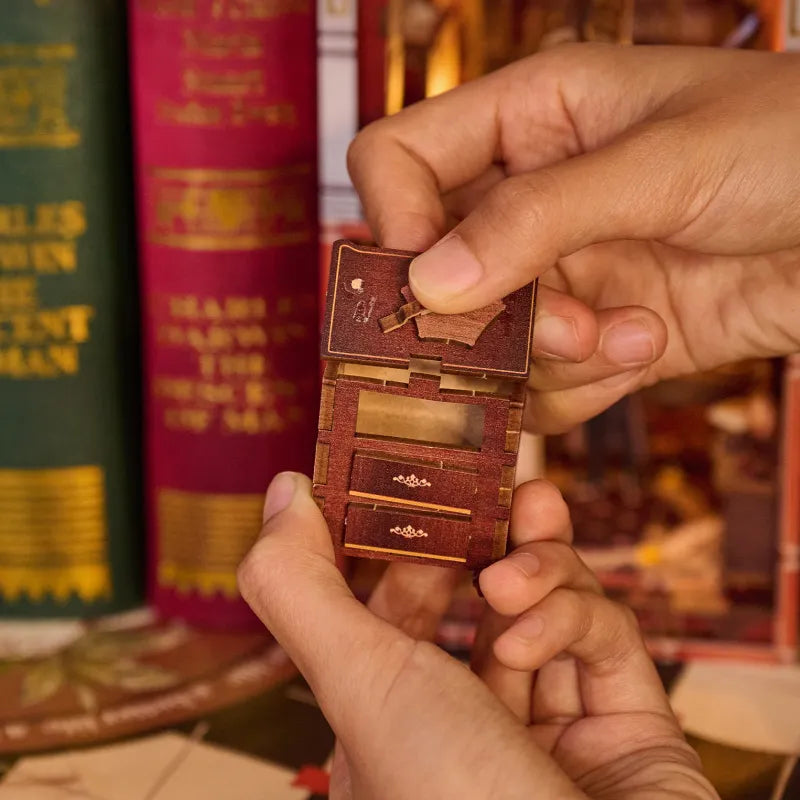Book Nook - Museum Mystery, un kit créatif pour construire un diorama miniature. Parfait pour décorer une bibliothèque ou comme cadeau original pour un amoureux des livres. Par Nookette.