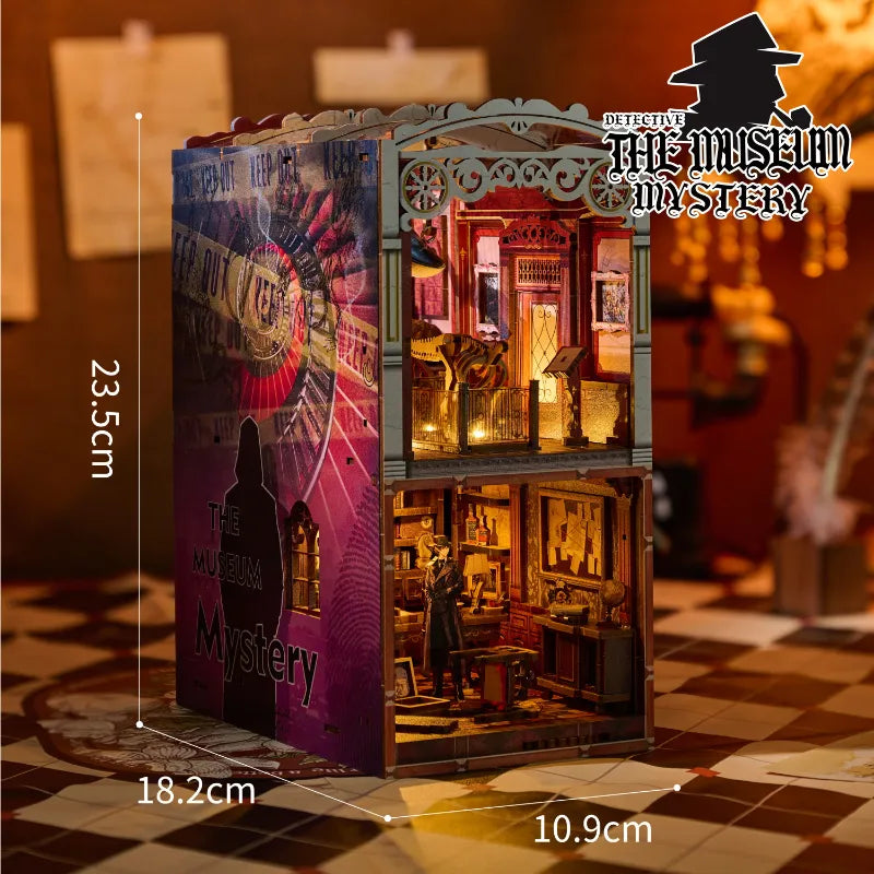 Book Nook - Museum Mystery, un kit créatif pour construire un diorama miniature. Parfait pour décorer une bibliothèque ou comme cadeau original pour un amoureux des livres. Par Nookette.