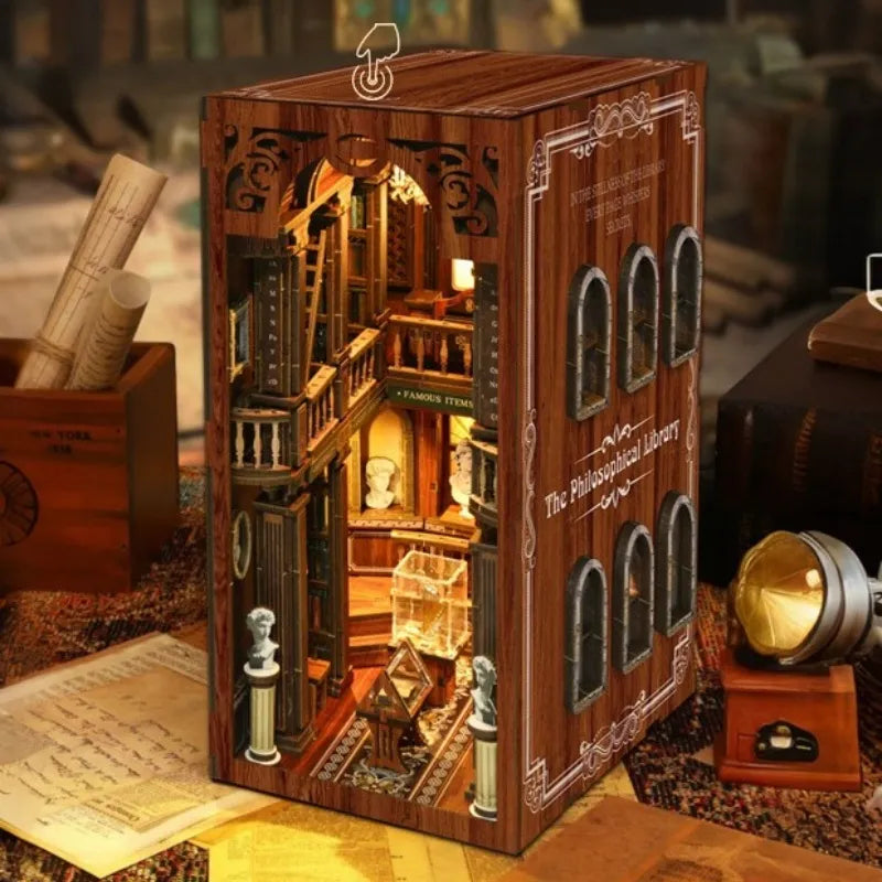 Book Nook - The Philosophical Library, un kit créatif pour construire un diorama miniature. Parfait pour décorer une bibliothèque ou comme cadeau original pour un amoureux des livres. Par Nookette.