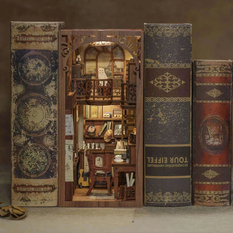 Booknook - The Secret Rhythm, un kit créatif pour construire un diorama miniature. Parfait pour décorer une bibliothèque ou comme cadeau original pour un amoureux des livres. Par Nookette.