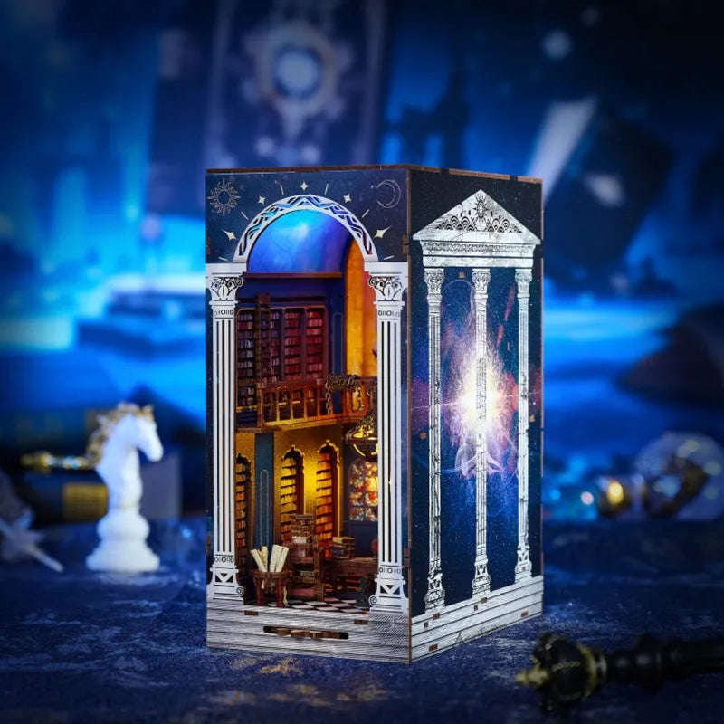 Book Nook - The Secret Scroll of the Galaxy, un kit créatif pour construire un diorama miniature. Parfait pour décorer une bibliothèque ou comme cadeau original pour un amoureux des livres. Par Nookette.