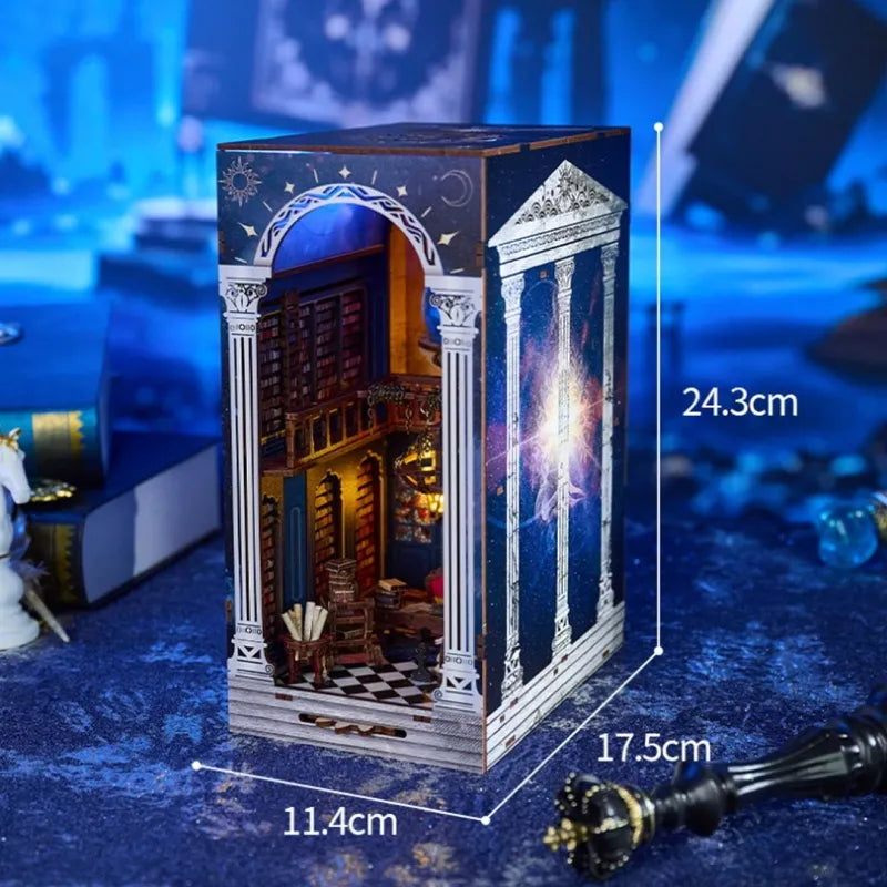 Book Nook - The Secret Scroll of the Galaxy, un kit créatif pour construire un diorama miniature. Parfait pour décorer une bibliothèque ou comme cadeau original pour un amoureux des livres. Par Nookette.