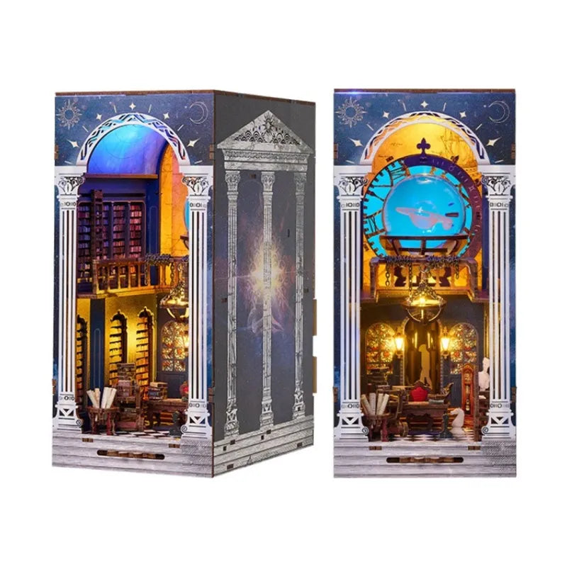Book Nook - The Secret Scroll of the Galaxy, un kit créatif pour construire un diorama miniature. Parfait pour décorer une bibliothèque ou comme cadeau original pour un amoureux des livres. Par Nookette.