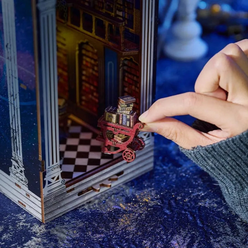Book Nook - The Secret Scroll of the Galaxy, un kit créatif pour construire un diorama miniature. Parfait pour décorer une bibliothèque ou comme cadeau original pour un amoureux des livres. Par Nookette.